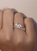 Ring par med alliansring och flerstensring med diamanter. 