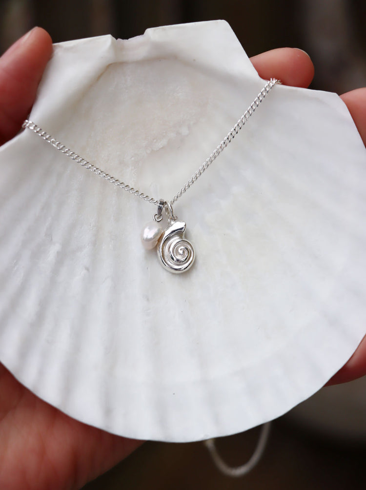Summer Edition Shell &amp; Pearl necklace, silver