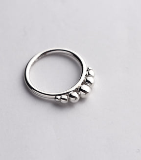 Silverring med runda silverkulor fästa på ringen. 