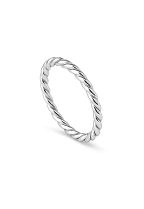 Silverring till dam med vriden form. 