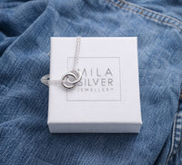 Silverarmband med ringar placerade på en vit ask från Mila silver