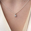 Silverhalsband med diamant 0,10 ct i fyrkantig fattning. 