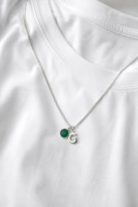 Halsband till herr med grön Jade sten och bokstavsberlock. Pansarkedja i silver.
