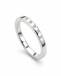 Silverring med en fem diamanter på rad som sitter i ringen.