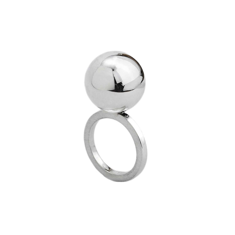 Silverring med stor kula på toppen. 