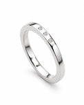 Silverring med en tre diamanter som sitter i ringen.