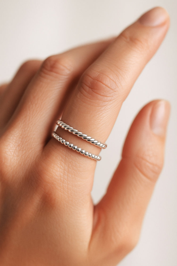 Ringset med två smala silverringar. 