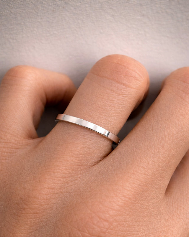 förlovningsring i silver till dam. 