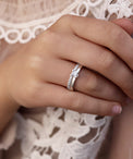 Tjej som bär ett set med diamantringar som vigsel och förlovningsringar. Diamantringar i silver med enstensring 0,25 ct och alliansring. 
