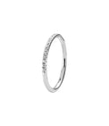 Diamantring med ett band av små diamanter som täcker halva ringen. 