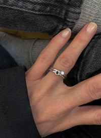 Två diamantringar i kombination. En med vit och en med svart diamant. 