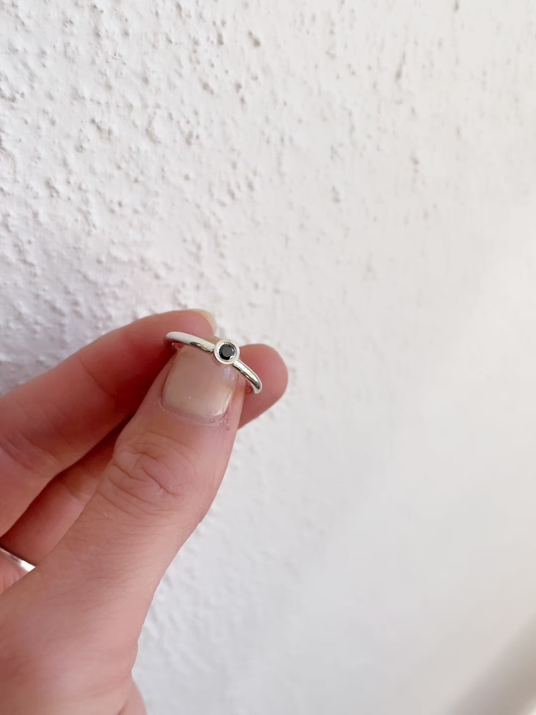 ring med svart diamant i bezel fattning. silverring med blank yta. 