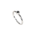 Silverring med svart diamant.