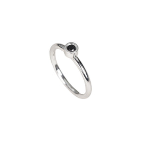 Silverring med svart diamant.