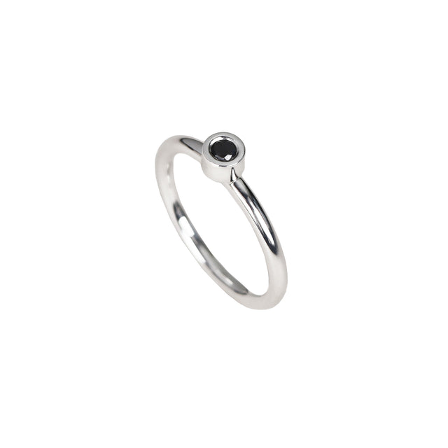 Silverring med svart diamant.