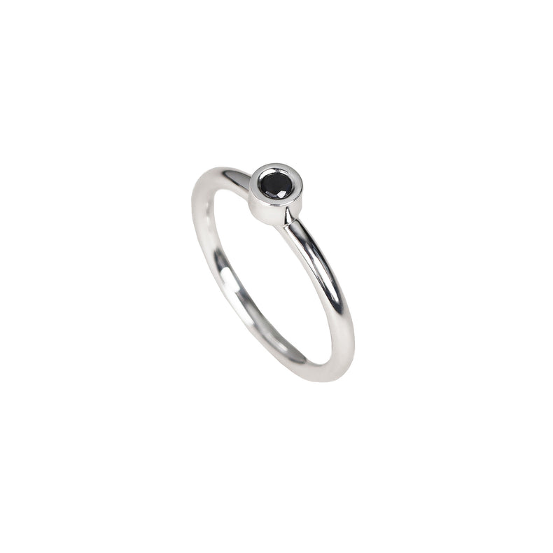 Silverring med svart diamant.