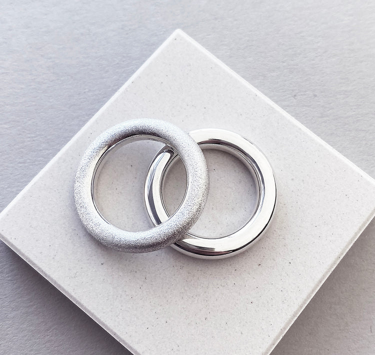 MILA COMBO Ring stack 4 mm ringar Frost/Polished - Mila Silver