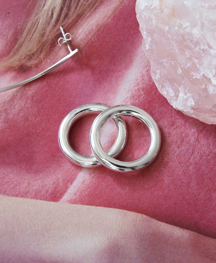 Två silverringar med rund profil av blankt silver. 